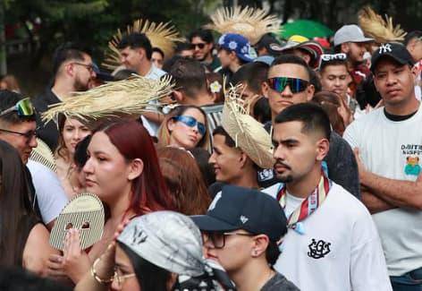 Miles de personas esperan emocionadas a las afueras del estadio Atanasio Girardot para ver al cantante puertorriqueño. FOTO: Manuel Saldarriaga