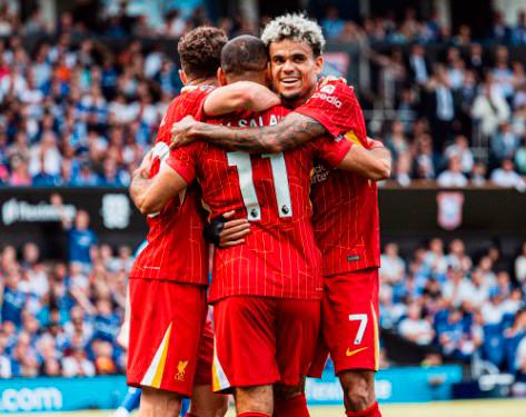 Luis Díaz festejando junto a sus compañeros uno de los goles del Liverpool. FOTO @LFC