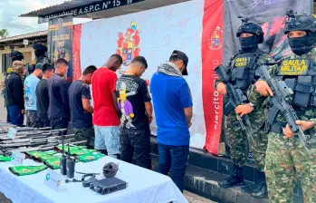 Los ocho integrantes del Clan del Golfo se entregaron con un arsenal y material de intendencia. FOTO: CORTESÍA DEL EJÉRCITO.