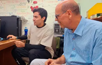 El profesor Albeiro Restrepo (izquierda) y el estudiante Jhoan Londoño (derecha) lideraron desde la UdeA el estudio sobre moléculas insaturadas en el espacio. FOTO cortesía Universidad de Antioquia