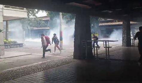 Gases lacrimógenos cayendo al interior de la Universidad de Antioquia. FOTO: Cortesía Denuncias Antioquia