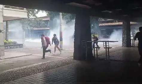 Gases lacrimógenos cayendo al interior de la Universidad de Antioquia. FOTO: Cortesía Denuncias Antioquia