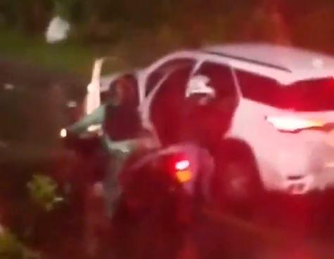 En el video se ve como dos hombres intimidan a los ocupantes de una camioneta de alta gama. FOTO CAPTURA DE VIDEO