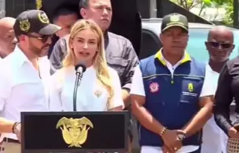 La Primera Dama, Ana Lucía Pineda, acompañó al presidente Abelardo De La Espriella y a la gobernadora Nubia Carolina Córdoba durante el PMU realizado en la Universidad Tecnológica de Quibdó para coordinar la atención de la emergencia. FOTO: Presidencia. 