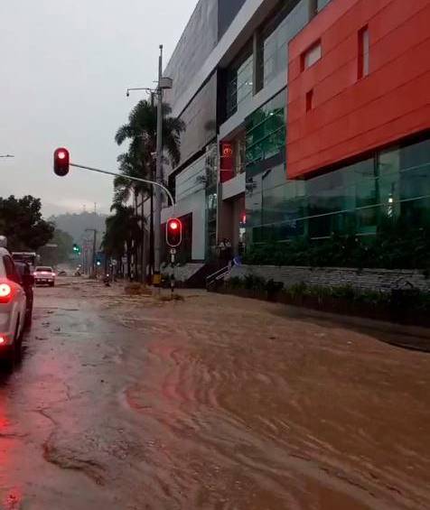 La avenida El Poblado a la altura del centro comercial Premium Plaza se inundó este sábado. FOTO: CAPTURA DE VIDEO