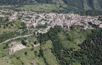 Encuentro comunitario terminó en tragedia: desplome de muro en Ituango, Antioquia, deja dos muertos y un herido