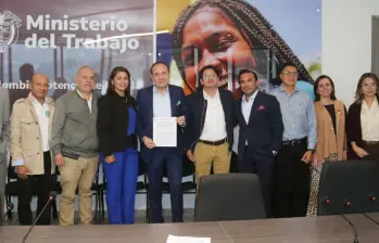 El ministro de Trabajo, Antonio Sanguino, destacó que lograron salvar varios puntos clave para el Gobierno, como los recargos nocturnos, dominicales y festivos. FOTO: Cortesía