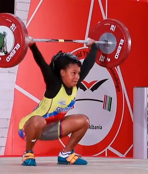 La vallecaucana Gelen Yulieth Torres, durante su ejecución en el Mundial de pesas que se desarrolla en Albania. FOTO captura de video