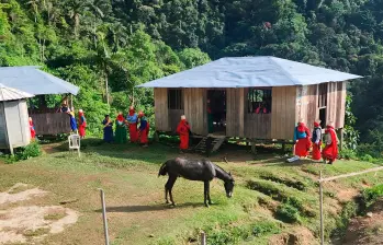 El chindau es el sombrero construido con bejucos que portan los hombres y mujeres de Jaidukamá. Representa el firmamento y el arcoíris. FOTO cortesía