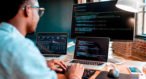  La industria tecnológica busca profesionales con habilidades en programación, análisis de datos y ciberseguridad. FOTO: Shutterstock