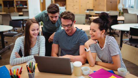 Jóvenes practicantes en Colombia calificaron los programas de prácticas que ofrecen mejores experiencias laborales en 2025. FOTO: GETTY