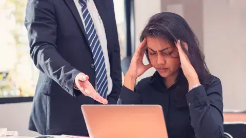Ignorar los logros de un empleado y excluirlo de decisiones importantes son tácticas comunes de esta práctica laboral. FOTO: SHUTTERSTOCK