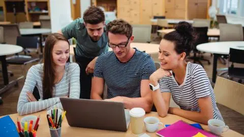 Jóvenes practicantes en Colombia calificaron los programas de prácticas que ofrecen mejores experiencias laborales en 2025. FOTO: GETTY