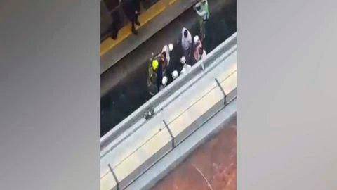 Las operaciones de rescate de las dos mujeres paralizaron las operaciones del Metro por dos horas. FOTO: Cortesía.