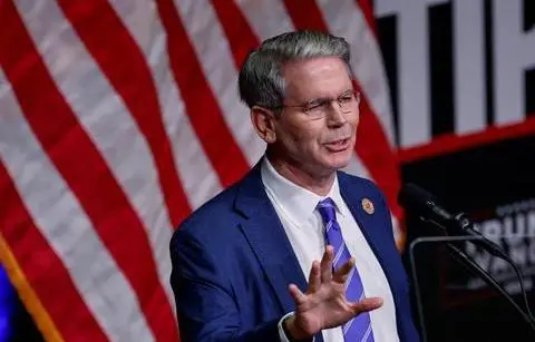 Scott Bessent, secretario del Tesoro de Estados Unidos, aseguró que el dólar volverá a convertirse en la moneda central del comercio venezolano en un eventual proceso de reintegración financiera. FOTO: GETTY