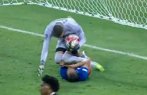 Todo inició después de esta acción de juego. FOTO TOMADA DE X