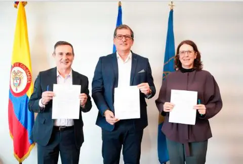 La directora del Instituto Nacional de Cancerología, Carolina Wiesner, junto a los representantes de la ANI y el BID. FOTO CORTESÍA