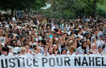 Las protestas en Francia han disminuido su violencia, pero siguen clamando justicia por el joven asesinado en un procedimiento policial. FOTO: AFP.