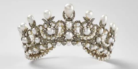 Una tiara que perteneció a la emperatriz Eugenia, esposa de Napoleón III estaría dentro de las joyas que los ladrones se llevaron. FOTO: Museo del Louvre.