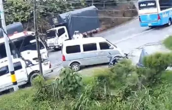En el video se observa una secuencia de errores e infracciones de varios vehículos que pudieron tener incidencia en el accidente. FOTO: Captura de video