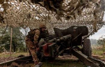 Las fuerzas ucranianas se defienden con artillería y municiones donadas por EE.UU. y la OTAN. FOTO: AFP.