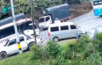 En el video se observa una secuencia de errores e infracciones de varios vehículos que pudieron tener incidencia en el accidente. FOTO: Captura de video