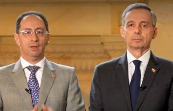 El vicepresidente José Manuel Restrepo y el ministro de Hacienda, Miguel Gómez. FOTO: Video Presidencia.