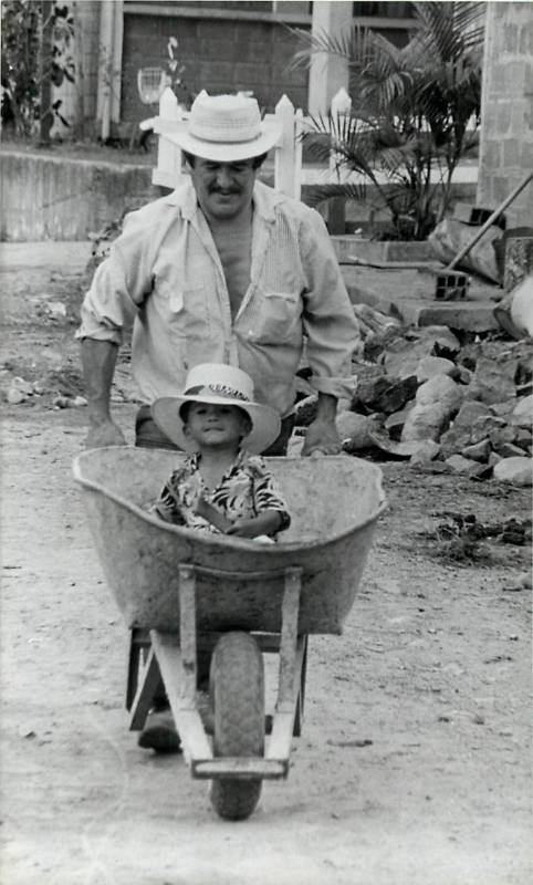 Una oportunidad que tenemos para reconocer la importante labor que tienen los padres en la crianza de los hijos. Fotografía del año 1989. Foto: Archivo el Colombiano