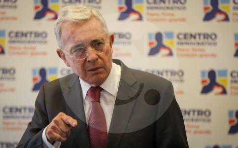 Uribe suspende agenda en Medellín por protesta frente a su casa y señala a seguidores de Cepeda: “una actitud hostil”