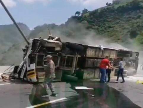De acuerdo con las autoridades de tránsito y transporte de Nariño, el hecho se presentó sobre el puente Magdalena de la vía Pasto-Rumichaca. FOTO CAPTURA DE VIDEO