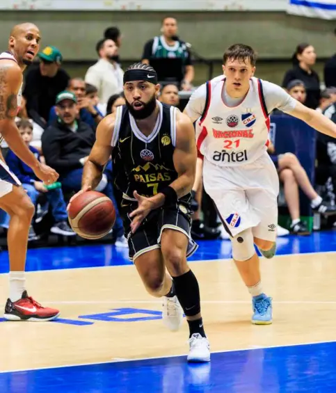 Romario Roque luciendo el número 7 con Paisas en el duelo disputado en el Iván de Bedout, que terminó 94-97 a favor del visitante. Ahora van a Uruguay a buscar el paso a la Final Four. FOTO CAMILO SUÁREZ 