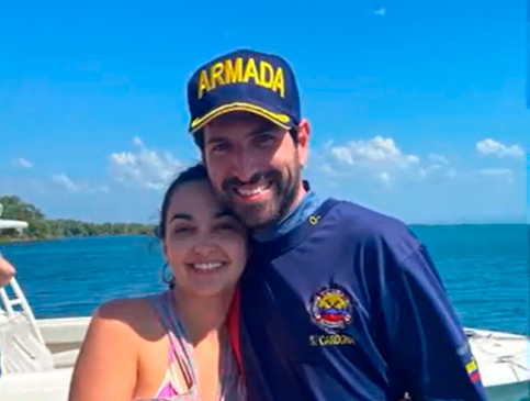 Daniel Restrepo junto con su esposa, después de ser rescatado por la Armada en el Golfo de Morrosquillo. Foto: Tomada de Twitter.