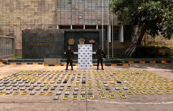 La cocaína que estaba escondida en el contenedor que iba para Francia, estaba empacada en bloques forrados con distintos logos, según el proveedor. FOTO: CORTESÍA DE LA POLICÍA.