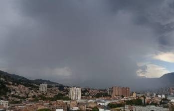 Imágenes del aguacero que cae este lunes 5 de octubre en la ciudad. FOTO Juan Antonio Sánchez