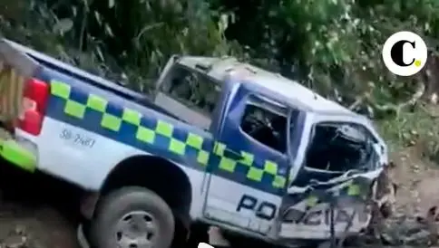 Así quedó la patrulla policial contra la que el Clan del Golfo activó una carga de explosivos en abril pasado. Entre los autores habría estado “la Madam”. FOTO: Captura de video