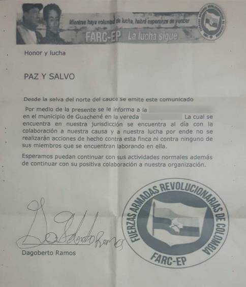 Así eran los paz y salvos que entregaba el “Sargento Wilman” a las víctimas de las extorsiones, en municipios del Cauca. También distribuía panfletos que justificaban los cobros. FOTO: CORTESÍA.
