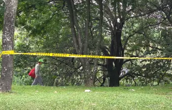 En este sitio cayó el presunto delincuente señalado de hurtar y lesionar a un ciudadano estadounidense. Su cómplice huyó por el río Medellín. FOTO: CORTESÍA