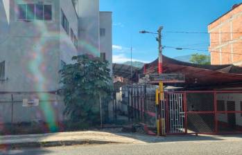 Al lado de la fallida estructura de la Alcaldía está la estación de bomberos, que ahora estaría en riesgo. FOTO: CORTESÍA BOMBEROS LA PINTADA