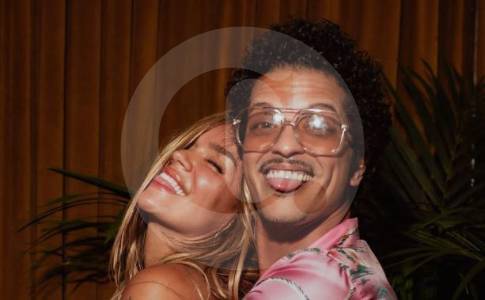 ¿Karol G y Bruno Mars son novios? Crecen los rumores de romance entre los cantantes