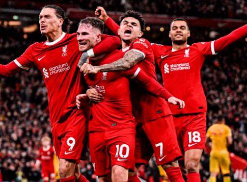 Luis Díaz festejando con sus compañeros uno de los goles de la jornada. FOTO @LFC