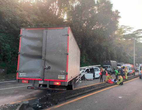 Este accidente provocó que la autopista Medellín-Bogotá se cerrara, generando un colapso vial en este corredor. FOTO: CORTESÍA