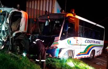 La colisión comprometió a un bus de servicio público y un tractocamión. FOTO CORTESÍA