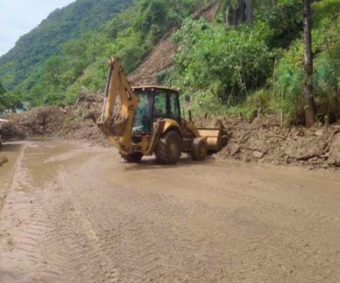 Durante todo este lunes, la concesión vial Devimar ha trabajado para restablecer el paso en la vía Bolombolo-Santa Fe de Antioquia. FOTO: CORTESÍA DEVIMAR