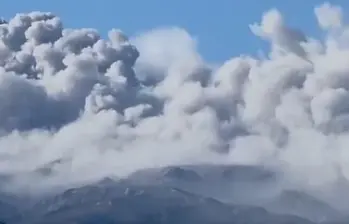 La emisión de ceniza registrada este 1 de junio produjo una columna de aproximadamente 800 metros de altura sobre el volcán Puracé, uno de los sistemas volcánicos más vigilados de Colombia. FOTO: redes sociales.