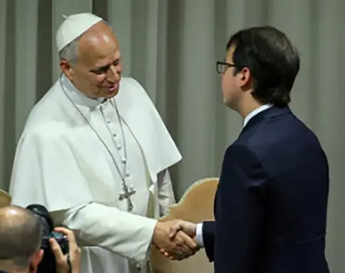 El Papa León invitó a pensar en el prójimo, seguir el evangelio al momento de tomar decisiones y, sobre todo, abrazar el talento y alma humana. <b> </b>FOTO<b> AFP Y VATICAN NEWS</b> 