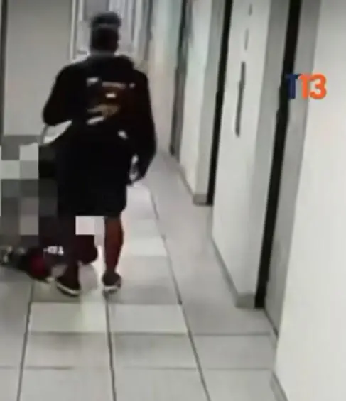 Abel Stiven Carabalí tomando el ascensor. FOTO: Tele 13.