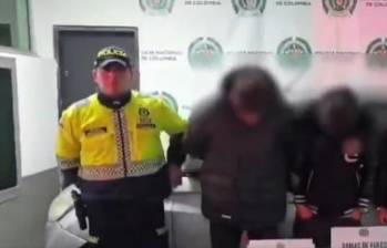 Los tres capturados fueron interceptados en Tunjuelito tras un operativo de la Policía; uno de ellos cumplía detención domiciliaria con brazalete electrónico del INPEC. FOTO: Captura de video. 