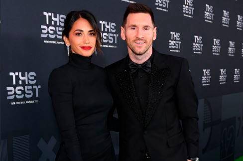 Antonella Roccuzzo y Lionel Messi durante la entrega de los premios The Best. FOTO @fifamedia