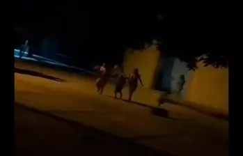 Un ciudadano captó con el celular el momento en el que los disparos pusieron a correr a mujeres y niños. IMAGEN TOMADA DE VIDEO.