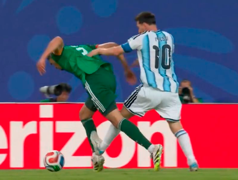 Momento exacto del contacto de Messi con Mandi. FOTO: <b>Captura de video</b>